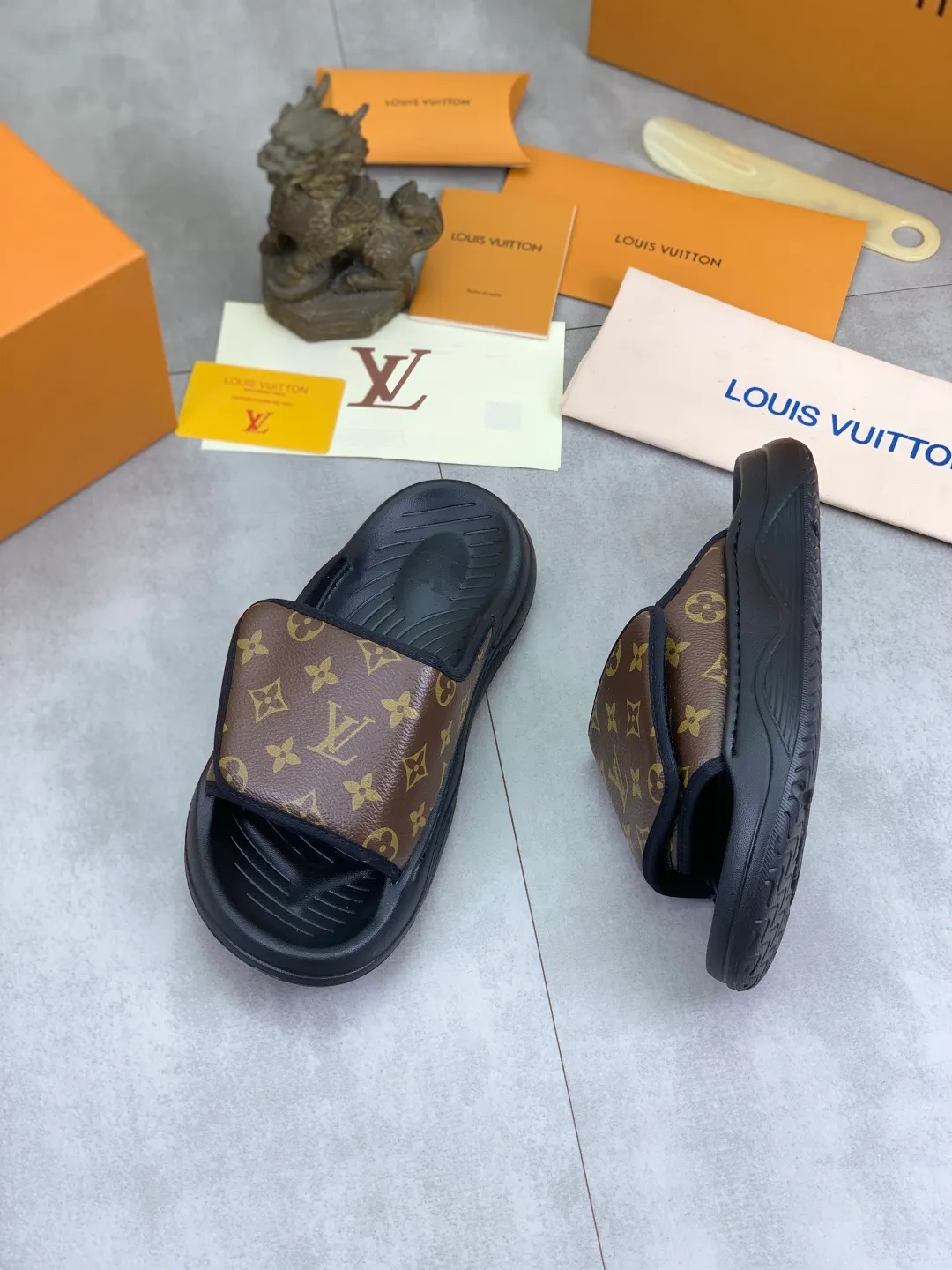 Men's shoes 💰P320💰【New style】🆘 Original quality 【LOUIS VUITTON】The popular Louis Vuitton LV men's slippers on the official website are on sale simultaneously! Original fabric imported from Italy. Original bottom provided by the original factory. Number of yards: 38-44 (customized to 45). Multiple colors to choose from. Fully packaged drawer box.